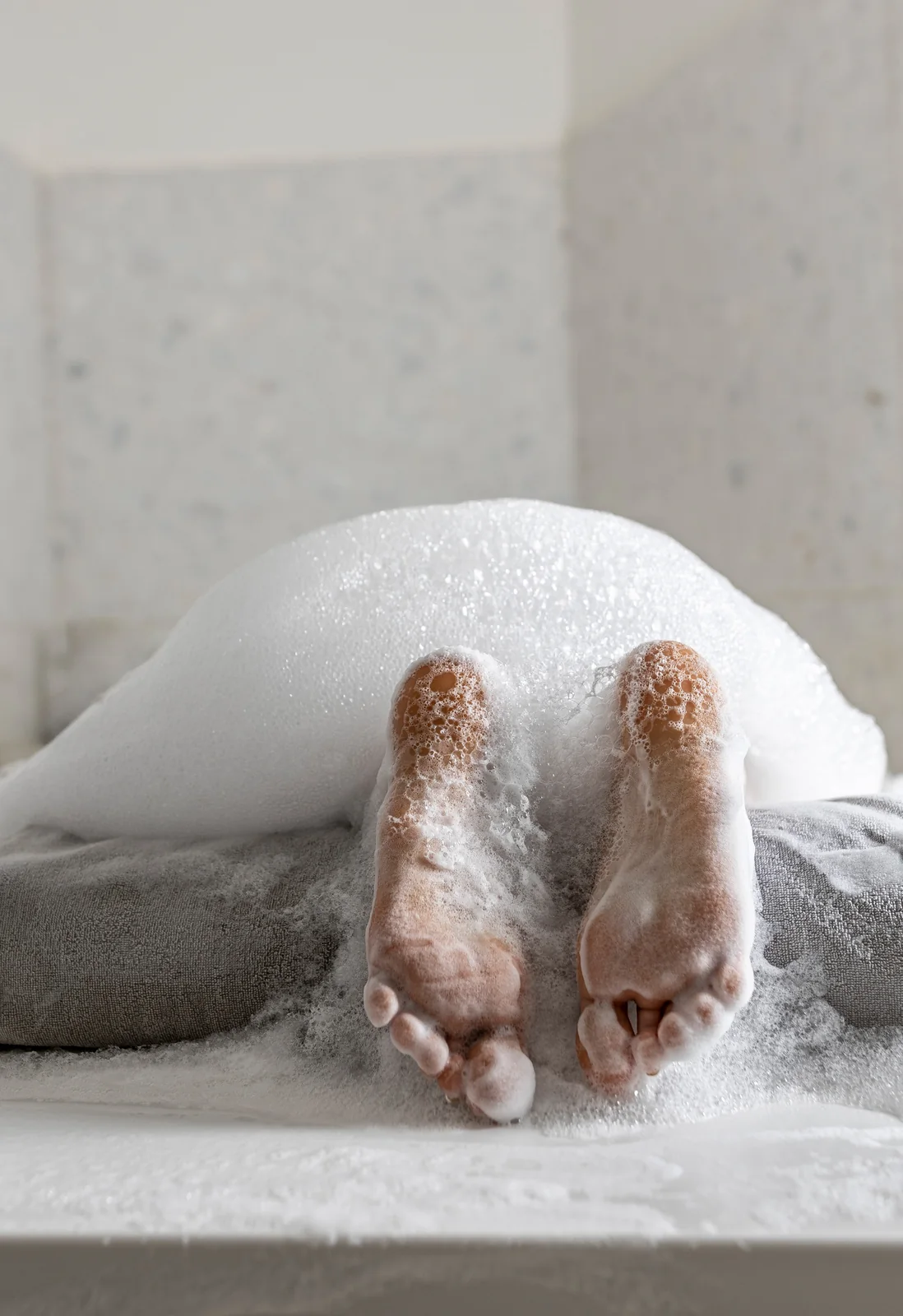 Feet in a mound of white foam on a treatment table – “Queen Catherine's Spring” wellness ritual