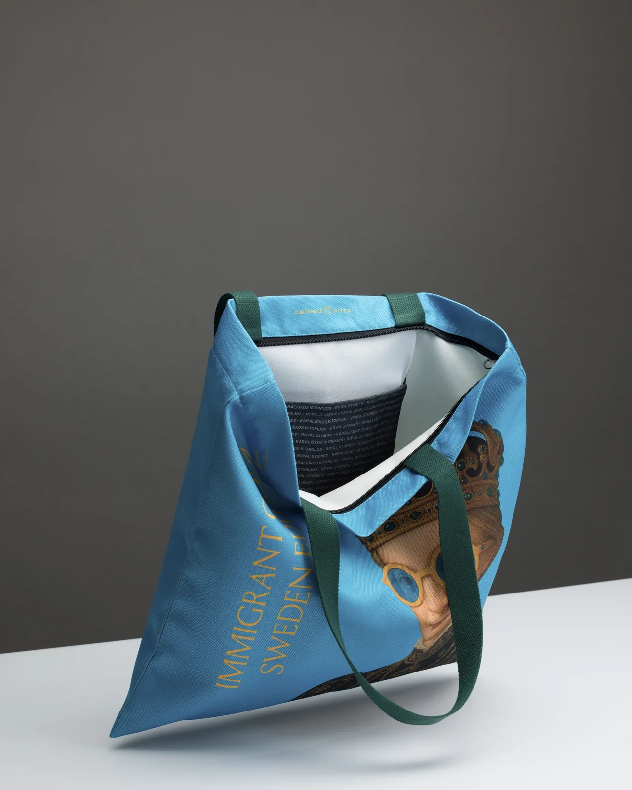 Open blue shopping bag “Queen Catherine” showing the inside