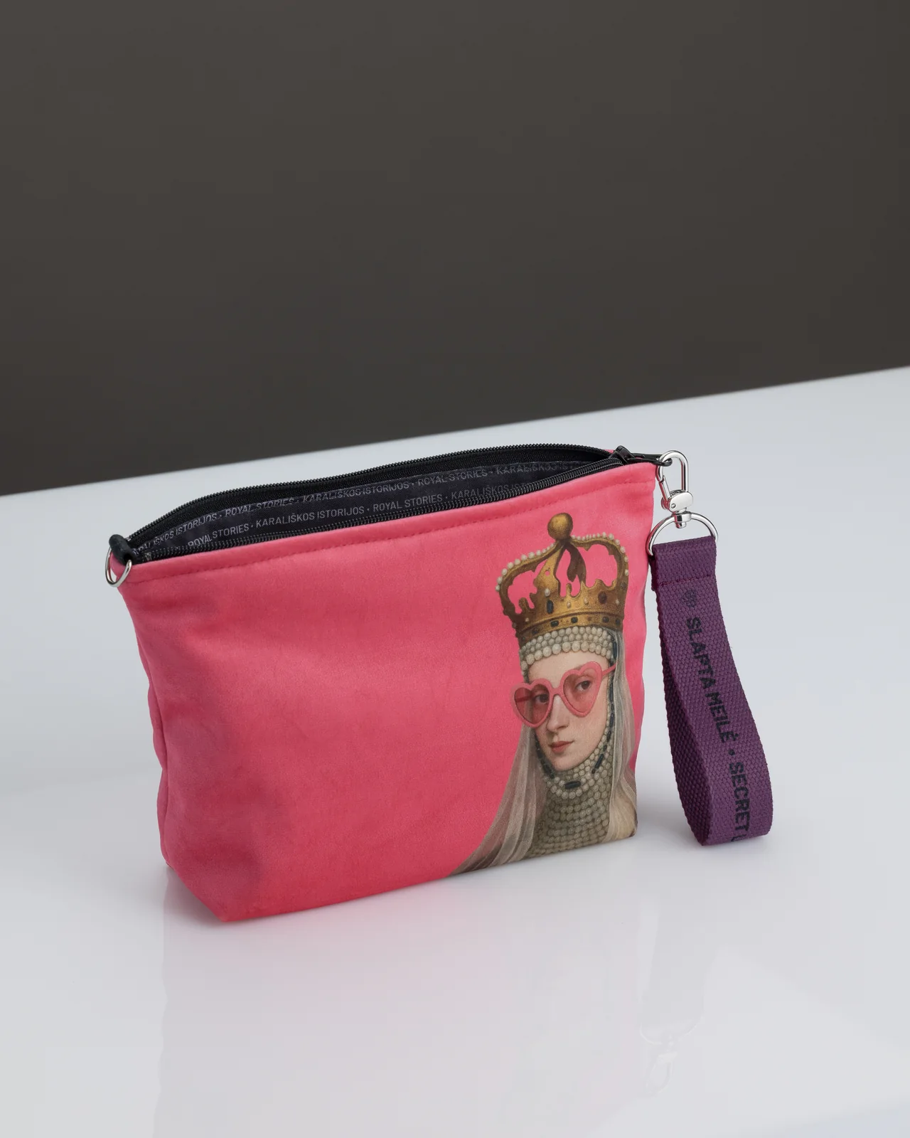 Open pink cosmetic bag “REBEL QUEEN” with a drawing of the queen, seen from another angle