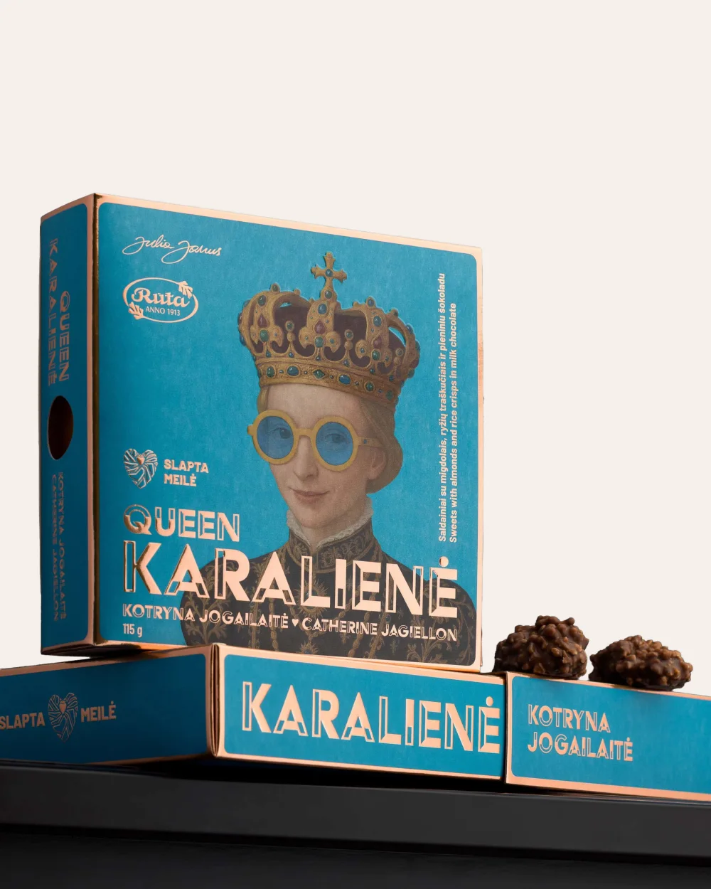 Saldainių „Karalienė Kotryna Jogailaitė“ dėžutė su portretu ir saldainiais ant juodos lentynos