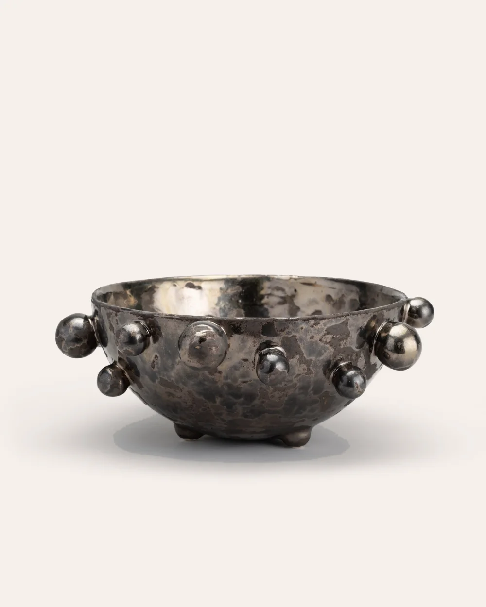 Large dark gold “The Queen's Pearl Bowl” from the side, seen from a distance