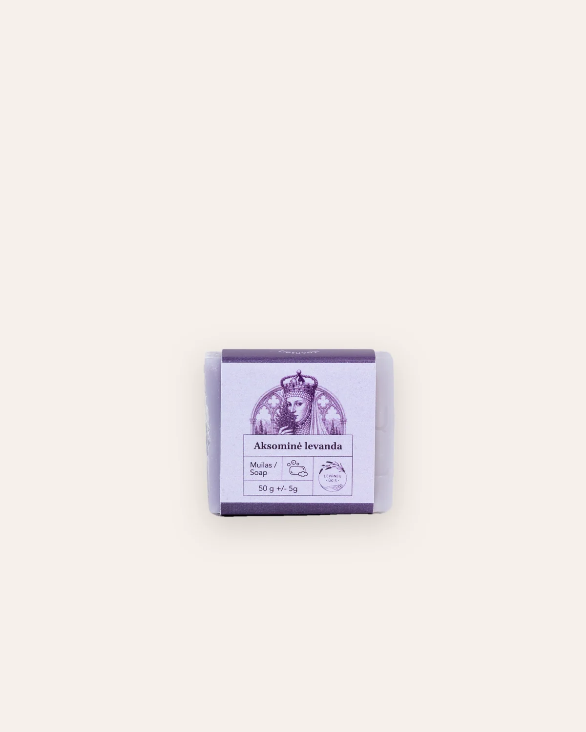 Mažas kieto muilo „Aksominė levanda“ 50 g gabalėlis su violetine etikete šviesiame fone