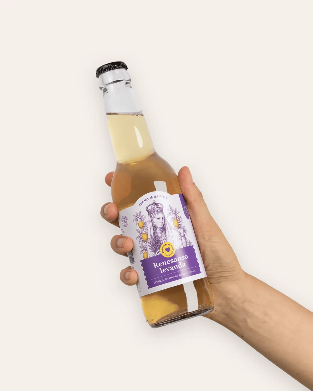 Ranka laiko atidarytą gazuoto levandų limonado „Renesanso levanda“ butelį