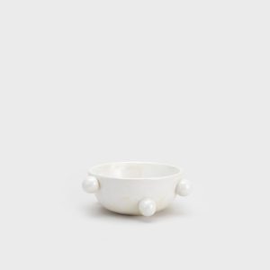 Small pearl white “The Queen's Pearl Bowl” from the side, seen from a distance