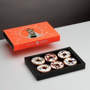 “Queen Barbara's” gingerbread box and an open black box with six iced gingerbread biscuits