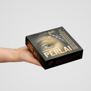 Box of “Queen Barbara's Pearls” with a painting of a woman's face, held in an outstretched hand