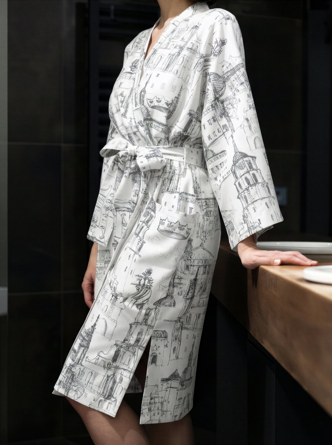 Satino chalatas kimono „Karališko Vilniaus meilės istorija“ | Balta