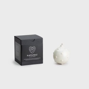 “Royal Pearl” Christmas ornament next to a black “Slapta meilė” box