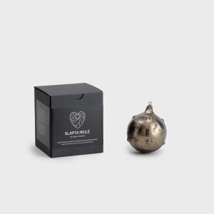 Dark gold “Royal Pearl” Christmas ornament next to a black “Slapta meilė” gift box