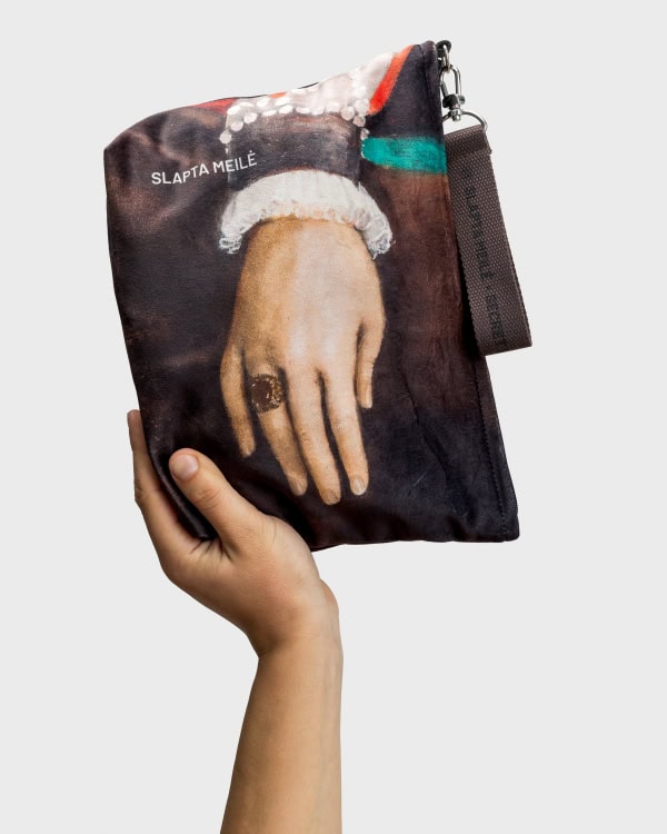 “Barbara” cosmetic bag with a painting detail of Barbara Radziwiłł's hand with a ring, held in a hand