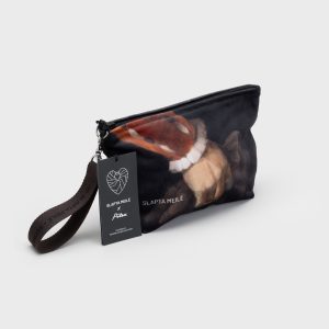 “Augustus” cosmetic bag with an image of a painted hand with a ring and a “Slapta meilė” label, side view