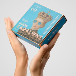 Blue box of “Queen Catherine Jagiellon” sweets with the queen's portrait in hands