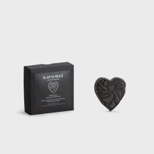 “Crowned Heart Within a Heart” magnet next to a black box labelled “Slapta meilė”