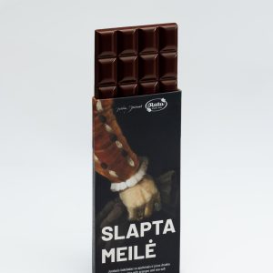 Open “Slapta meilė” dark chocolate wrapper with an image of Sigismund Augustus's hand