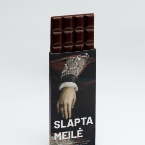 Open “Slapta meilė” dark chocolate wrapper with an image of Queen Barbara's hand