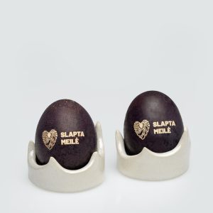 Pearl-coloured “Vilnius Crown” holders with eggs bearing the words “Slapta meilė”