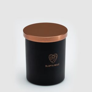 Closed “Slapta meilė” candle in a black jar with a copper-coloured lid on a light background