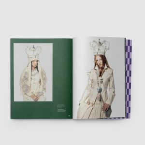 Otwarty magazyn „Dailė” RENESANS ze zdjęciami kobiet w białych kostiumach