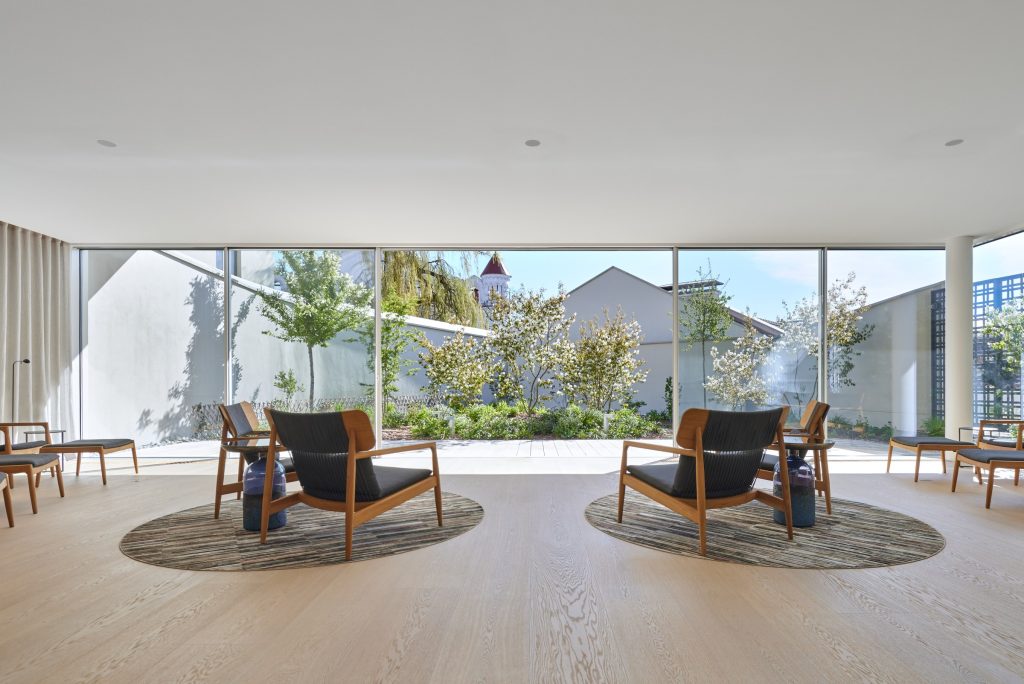 Bright SPA waiting area with armchairs and large windows – “Queen Barbara's Pearls” treatment