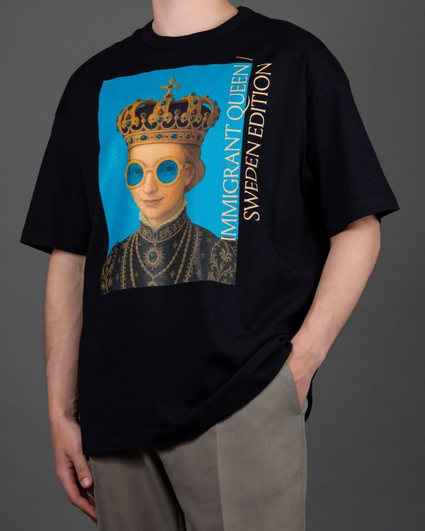Marškinėliai „IMIGRANT QUEEN / SWEDEN EDITION“ - Image 5