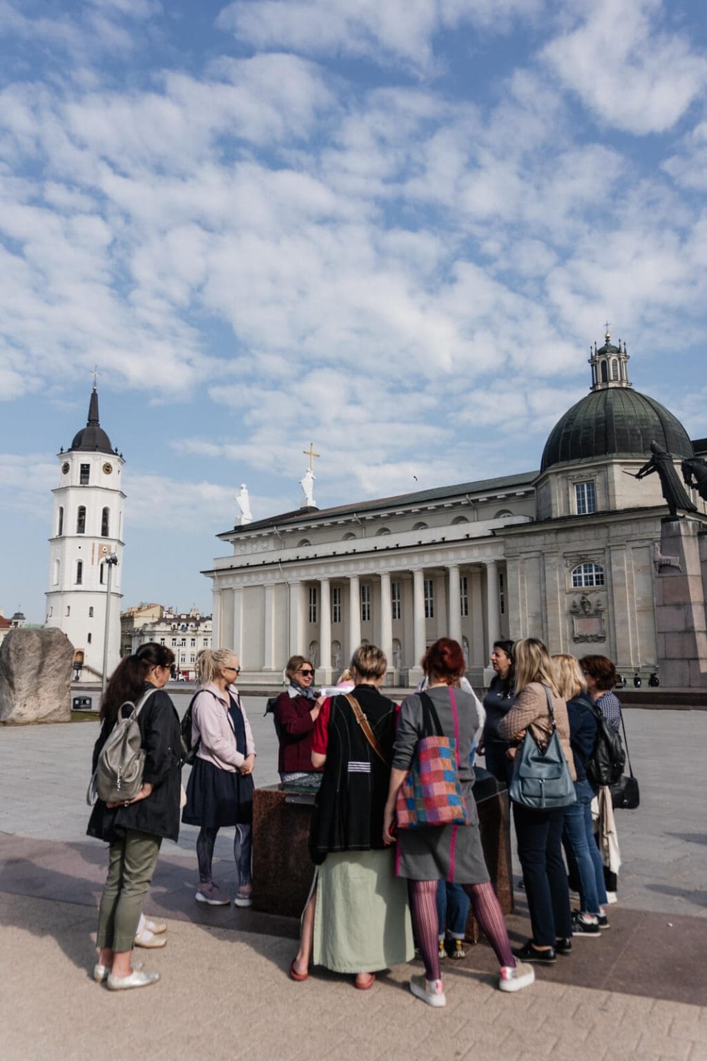 Uczestnicy wycieczki na placu Katedralnym w Wilnie – „Królewskie historie miłosne Wilna”