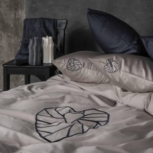 Vilniaus-sirdis-satino-almond-patalynes-komplektas-1-1536×1536-1