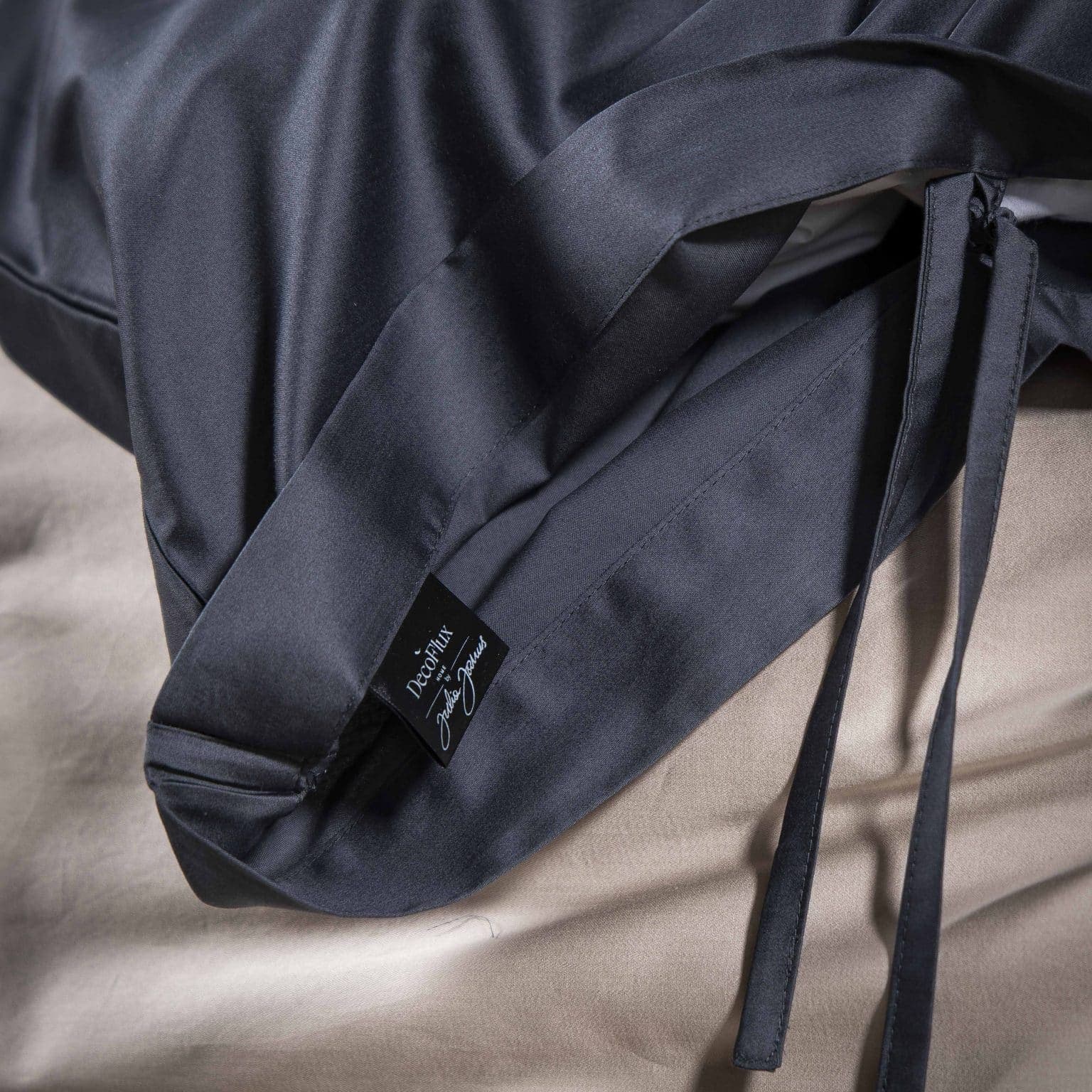 Vilniaus-sirdis-satino-antchracite-patalynes-komplektas2-1536×1536-1