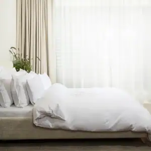 decoflux-satino-patalynes-komplektas-su-siuvinejimu-vilniaus-sirdis-optical-white-satinas-1