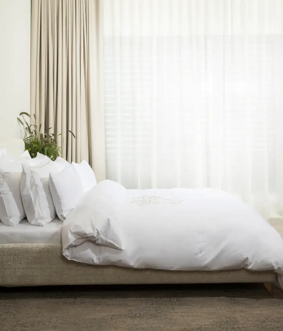 decoflux-satino-patalynes-komplektas-su-siuvinejimu-vilniaus-sirdis-optical-white-satinas-1