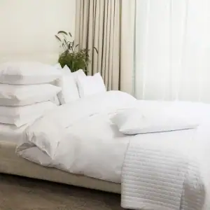 decoflux-satino-patalynes-komplektas-su-siuvinejimu-vilniaus-sirdis-optical-white-satinas-3