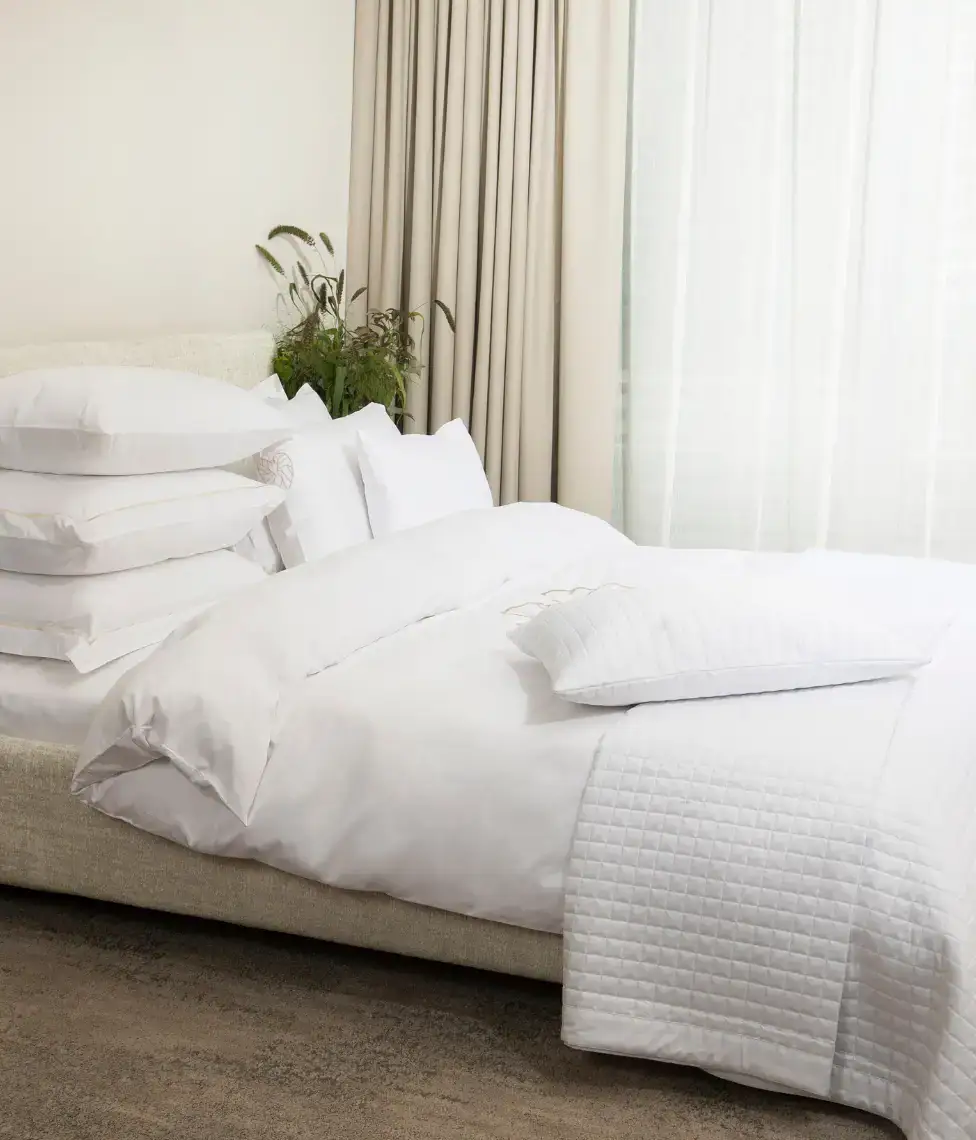 decoflux-satino-patalynes-komplektas-su-siuvinejimu-vilniaus-sirdis-optical-white-satinas-3