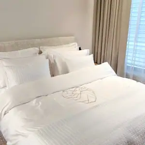 decoflux-satino-patalynes-komplektas-su-siuvinejimu-vilniaus-sirdis-optical-white4-1-1-1