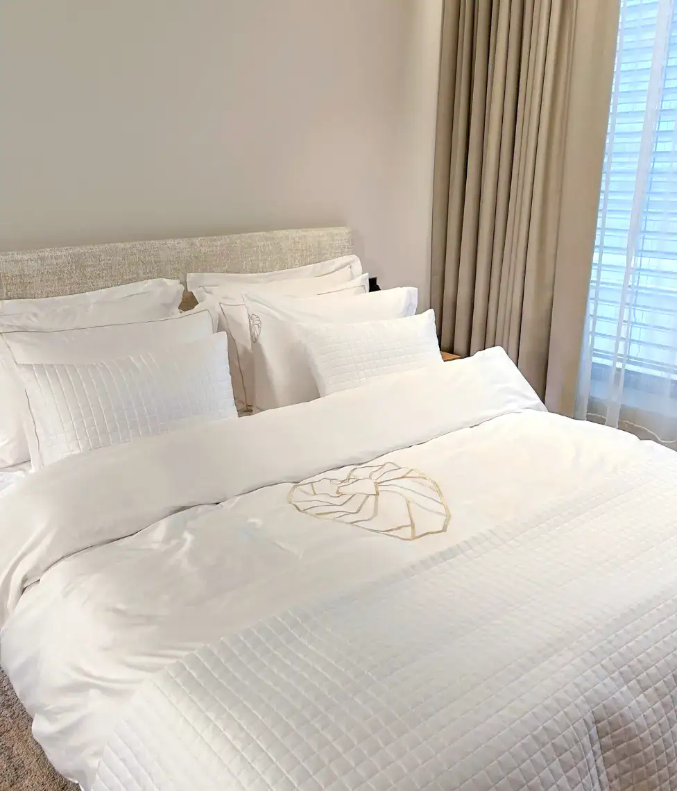 decoflux-satino-patalynes-komplektas-su-siuvinejimu-vilniaus-sirdis-optical-white4-1-1-1