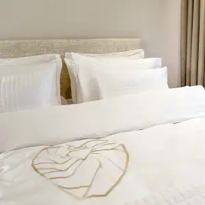 decoflux-satino-patalynes-komplektas-su-siuvinejimu-vilniaus-sirdis-optical-white4