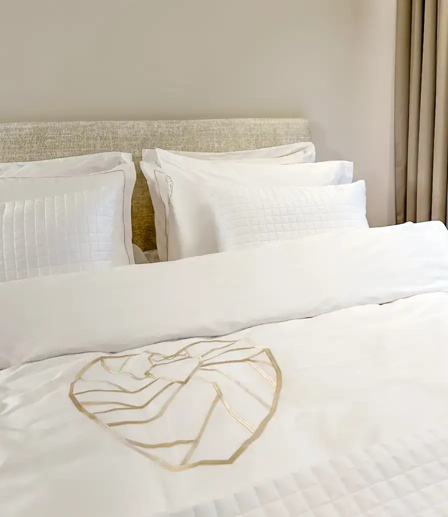 decoflux-satino-patalynes-komplektas-su-siuvinejimu-vilniaus-sirdis-optical-white4