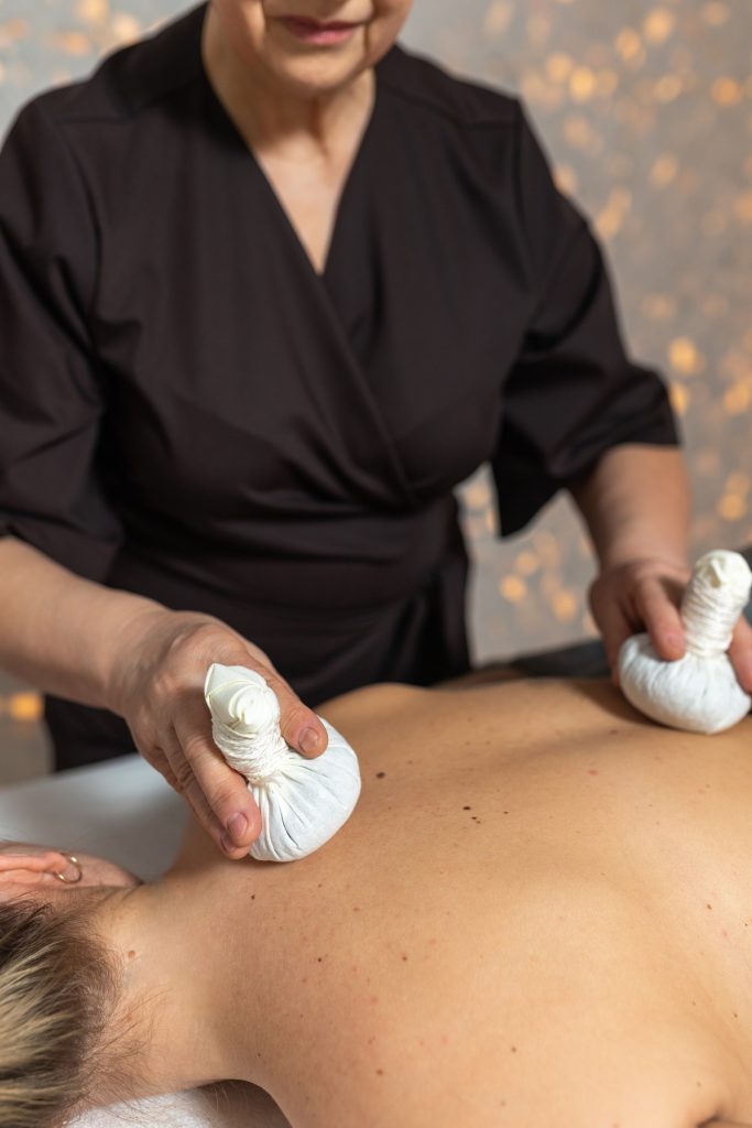 Masaż pleców woreczkami z ziołami – rytuał wellness dla pary „Slapta meilė”