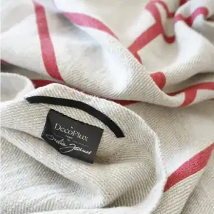 decoflux-lininis-papludimio-ranksluostis-slapta-meile-the-king-grey-red-linas-4