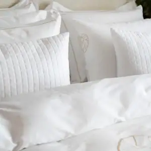 decoflux-satino-patalynes-komplektas-su-siuvinejimu-vilniaus-sirdis-optical-white-satinas-2