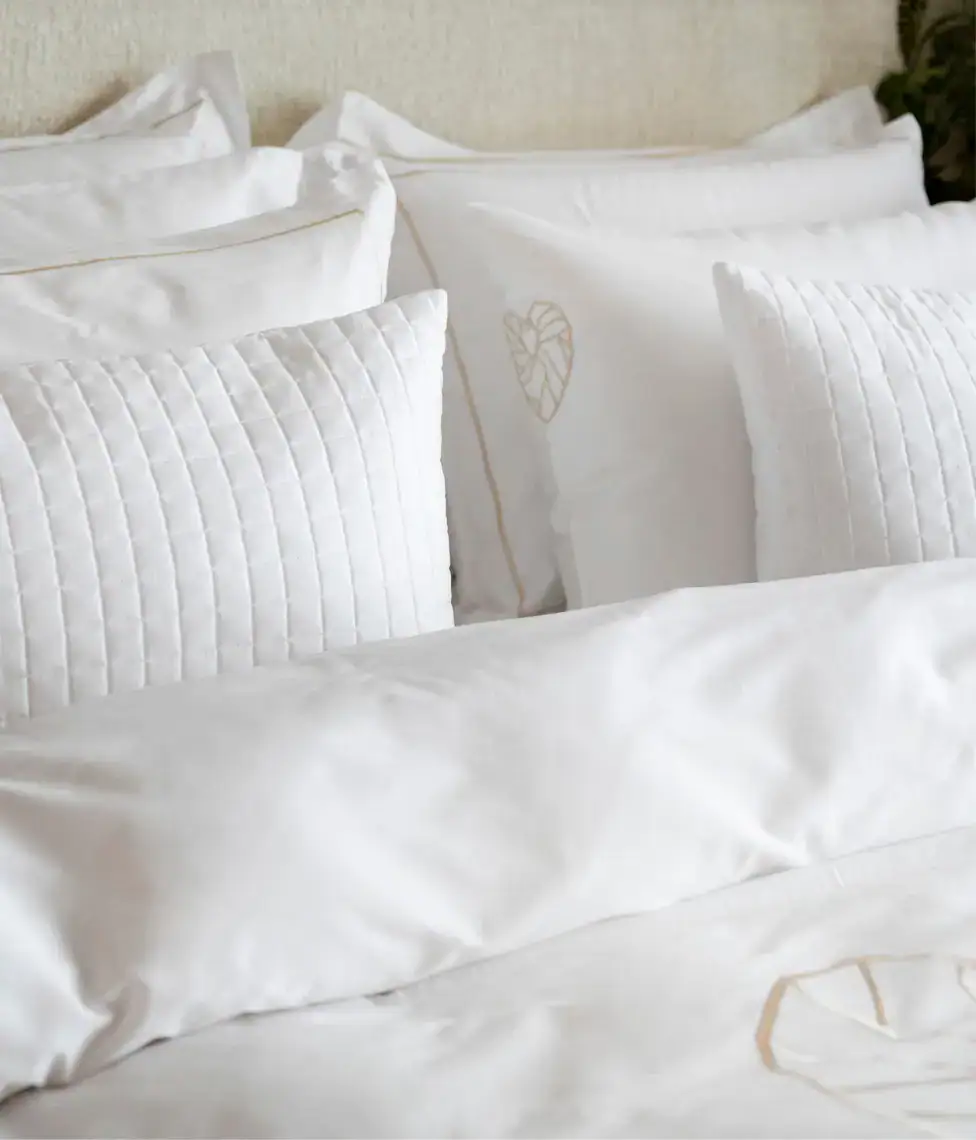 decoflux-satino-patalynes-komplektas-su-siuvinejimu-vilniaus-sirdis-optical-white-satinas-2