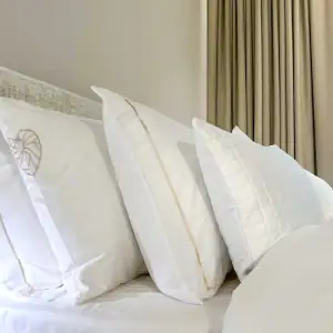 decoflux-satino-patalynes-komplektas-su-siuvinejimu-vilniaus-sirdis-optical-white4-2-1