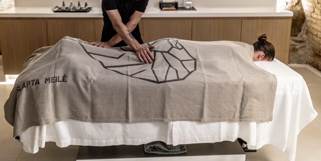 Massage through a grey “Slapta meilė” blanket with a heart drawing – “King Augustus' Hunt” ritual