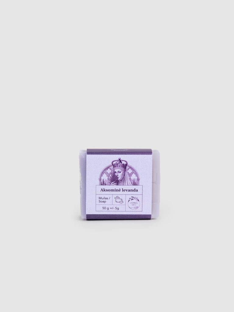Mažas kieto muilo „Aksominė levanda“ 50 g gabalėlis su violetine etikete šviesiame fone