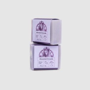 Du sukrauti kieto muilo „Aksominė levanda“ 50 g gabalėliai su violetinėmis etiketėmis