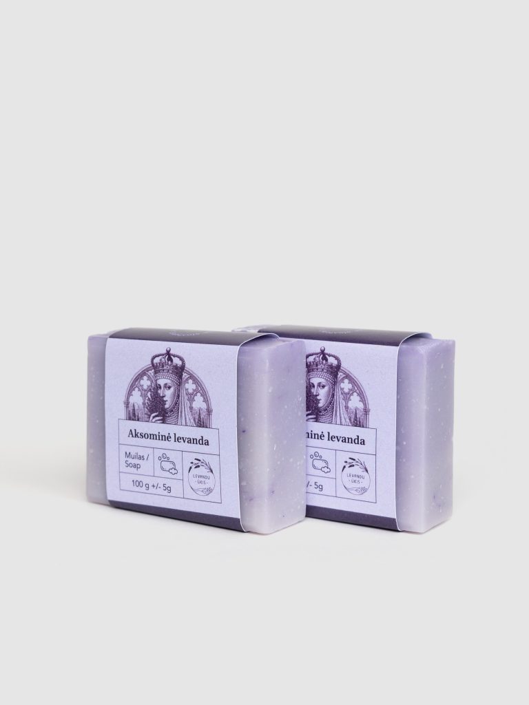 Dvi kieto muilo „Aksominė levanda“ 100 g pakuotės su violetinėmis etiketėmis, vaizdas kampu