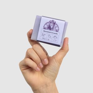 Ranka laiko kieto muilo „Aksominė levanda“ 100 g pakuotę su violetine etikete