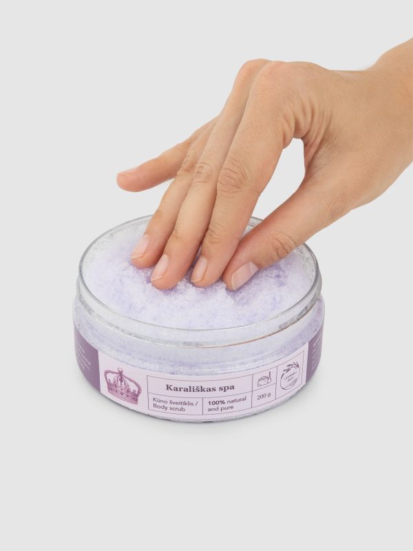 Otwarty lawendowy peeling do ciała „Królewskie SPA” z białymi kryształkami soli, dotykany dłonią