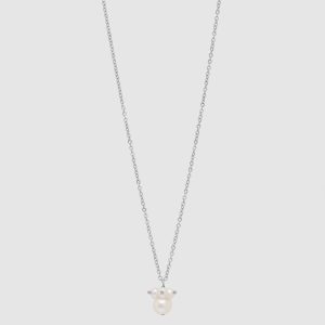 “The Queen's Garden” pendant – a thin silver-coloured chain with a small white pendant on a light background