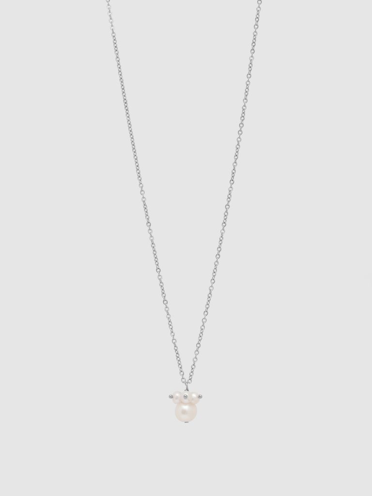 “The Queen's Garden” pendant – a thin silver-coloured chain with a small white pendant on a light background