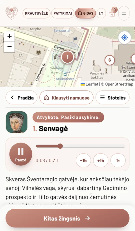 Stotelėje: „Atvykote. Pasiklausykime.“ ir įrašo grotuvas
