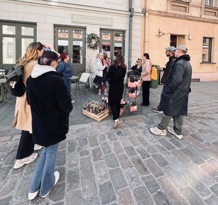 Ekskursijos „Karaliaus Augusto laiškai“ dalyviai stovi grįstoje Kauno senamiesčio gatvėje
